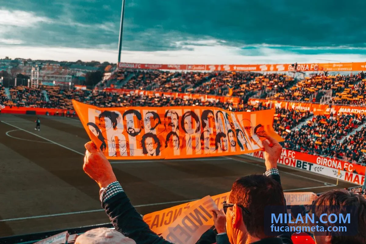 MILAN 抽象数据可视化背景